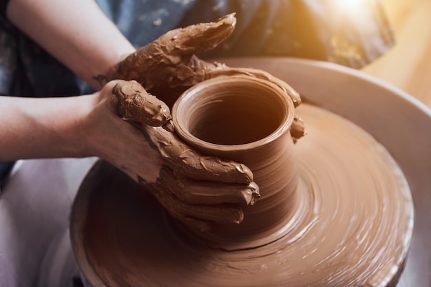 Mani di donna che producono ceramiche