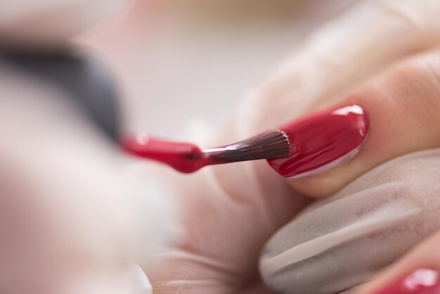 Mani di donna che ricevono una manicure nel salone di bellezza. Limatura delle unghie. Primo piano, messa a fuoco selettiva.