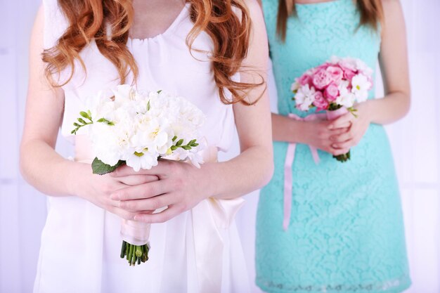 Mani di donna che tengono bel bouquet da sposa