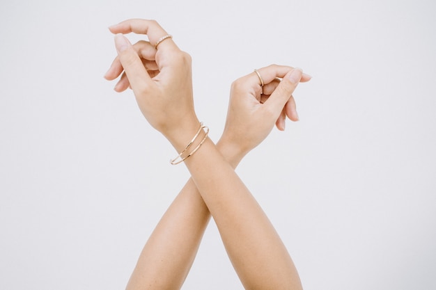 Mani di donna con anello e bracciale