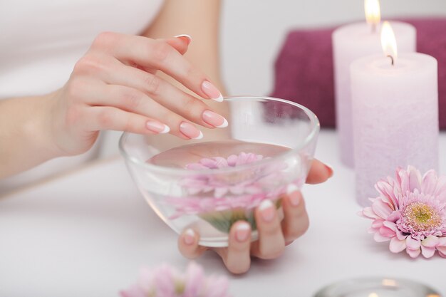 Mani di donna con belle unghie manicure francese