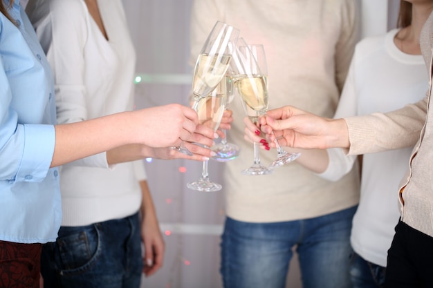 Mani di donna con bicchieri di champagne