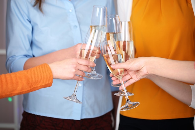 Mani di donna con bicchieri di champagne