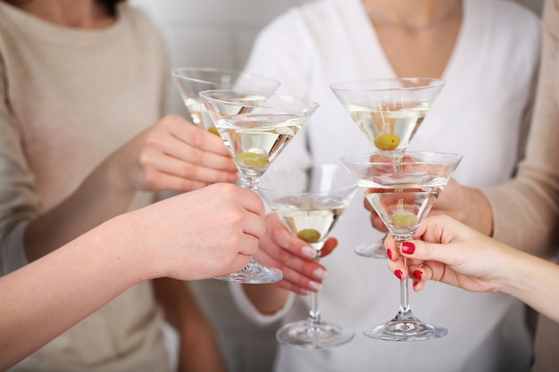 Mani di donna con bicchieri di martini close-up
