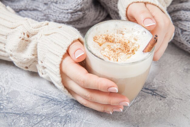 Mani di donna con un latte