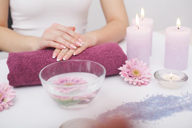 Mani di donna in un salone di bellezza che ricevono una procedura di manicure