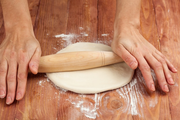 Mani di donna stendere la pasta