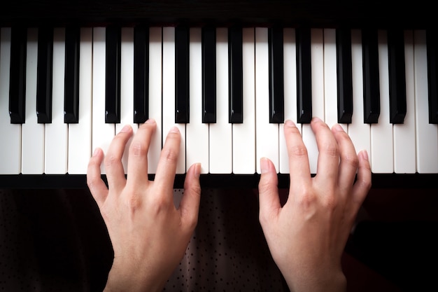 Mani di donna suonare il pianoforte. Musica e arte. Vista dall&#39;alto.