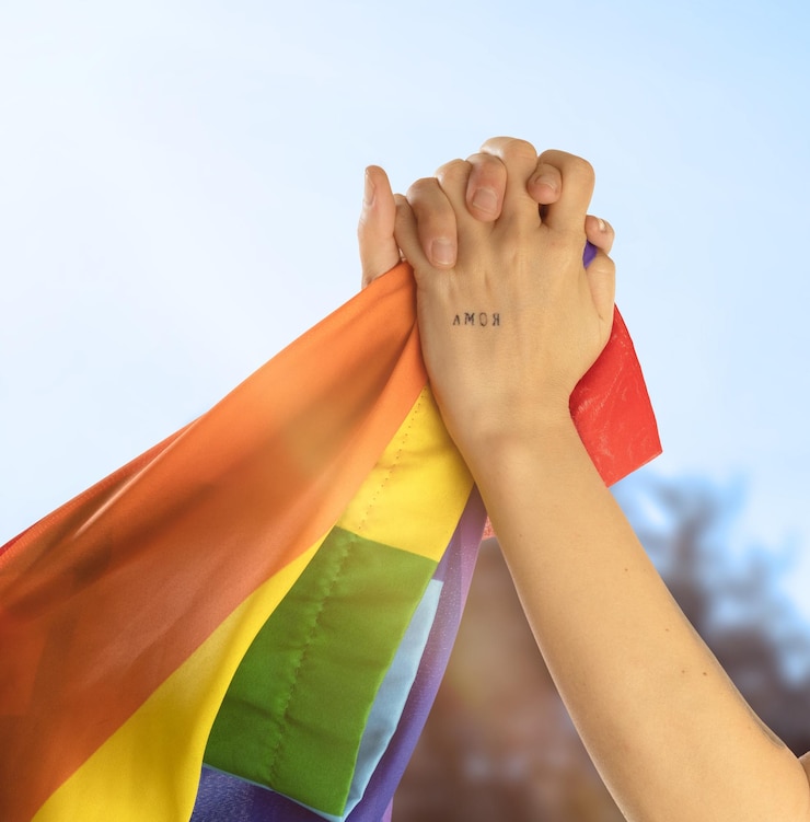 Foto mani di due ragazze che si tengono con la parola amore nel palmo della mano all'aperto
