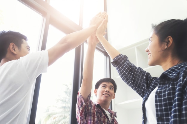 Mani di lavoro di squadra di business di avvio di successo