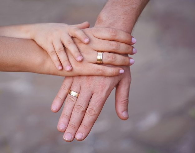 Mani di madre padre e bambino piccolo.