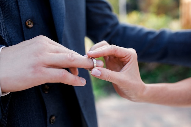 Mani di matrimonio con anelli