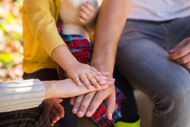 Mani di padre, madre, tieni la mano piccolo bambino. I genitori tengono le mani del bambino. Primo piano della mano del bambino nelle mani dei genitori. Concetto di unità, sostegno, protezione, felicità. Primo piano della mano del bambino nei genitori