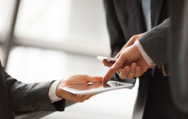 Mani di persone che lavorano con computer tablet.