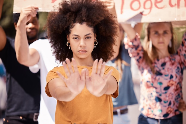 Mani di protesta e fermati con un'attivista donna nera in manifestazione con un gruppo di persone pronte a lottare per la libertà Politica comunitaria e manifestazione con una giovane donna in piedi contro la violenza