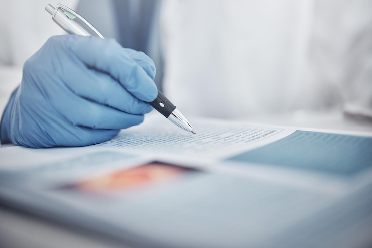 Foto mani di scienziati o documenti di laboratorio che scrivono in analisi di ricerca medica assicurazione sulla vita contro il cancro o risultati di ingegneria dei vaccini zoom lavoratore scientifico o persona e penna di carta per studio sanitario