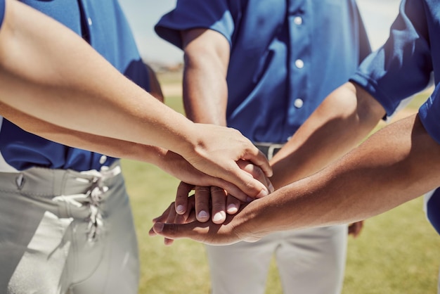 Mani di squadra e baseball a sostegno della fiducia e del coordinamento per l'unità nello sport su un campo all'aperto Mano di persone nel lavoro di squadra che si accumulano insieme nella motivazione collaborazione o piano per vincere la partita