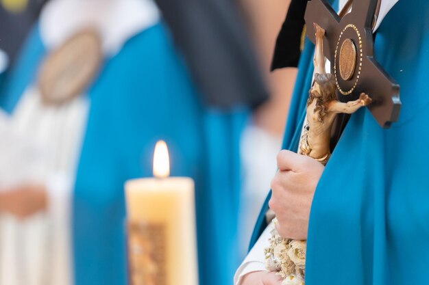 Mani di suora che pregano da vicino durante la cerimonia cattolica