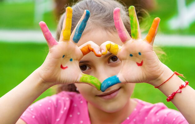 Mani di un bambino con un sorriso disegnato Messa a fuoco selettiva