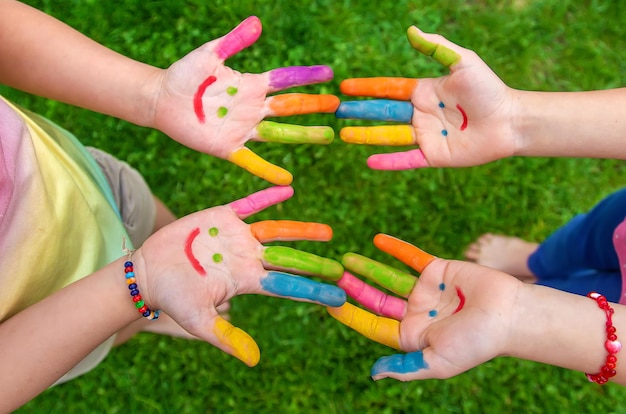 Mani di un bambino con un sorriso disegnato Messa a fuoco selettiva