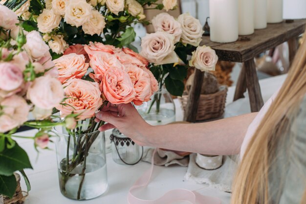 Mani di un giovane fiorista creando un bouquet