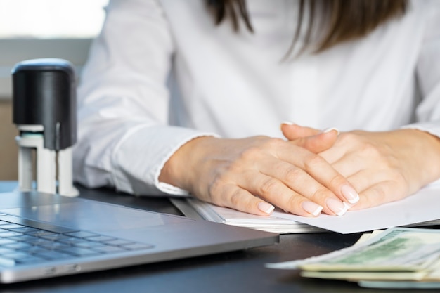 Mani di un lavoratore finanziario in una camicia bianca. Primo piano del flusso di lavoro di negoziazione.