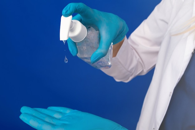 Mani di un medico che utilizza disinfettante