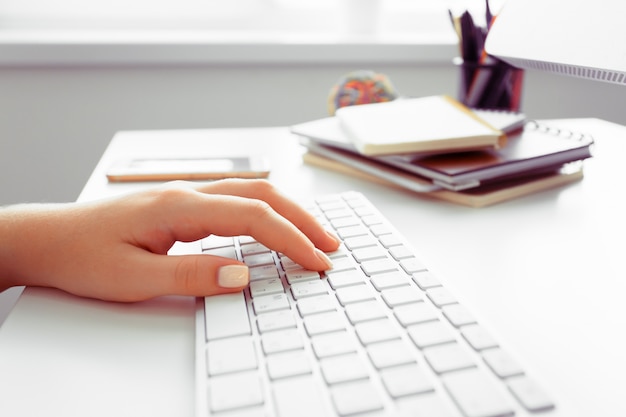 Mani di una donna dell'ufficio digitando