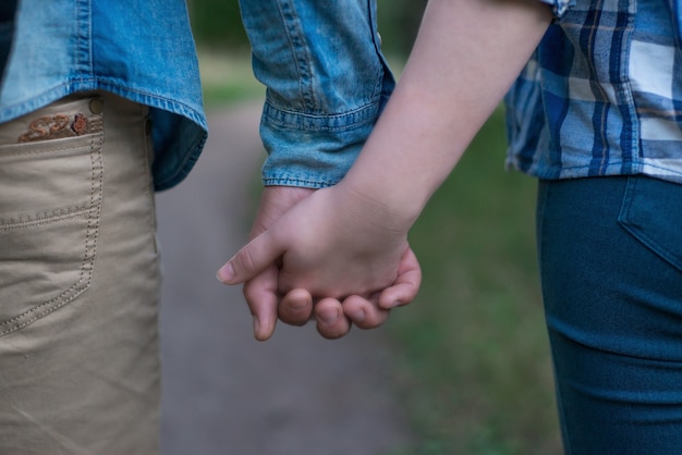 mani di una giovane coppia uomo e donna da vicino