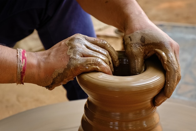 Mani di vasaio indiano al lavoro, Shilpagram, Udaipur, Rajasthan, India