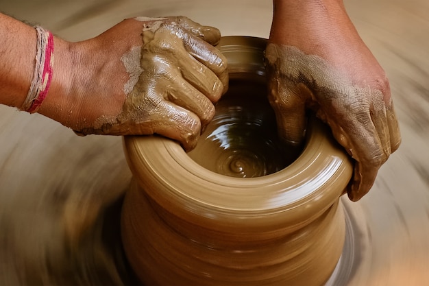 Mani di vasaio indiano al lavoro, Shilpagram, Udaipur, Rajasthan, India