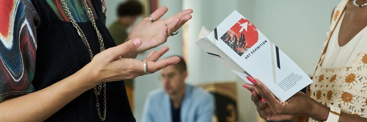 Foto mani di visitatori di gallerie interculturali