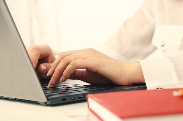 Mani e laptop della donna