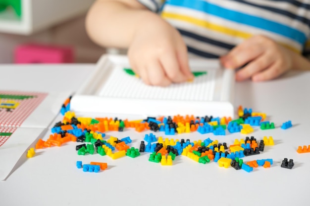 Mani e mosaici del bambino