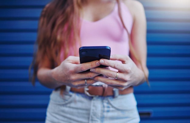 Mani e telefono della donna per inviare messaggi di testo sui social media o chattare in comunicazione o in rete Mano di persona di sesso femminile o signora che digita su smartphone mobile per navigare in pubblicità o conversazione