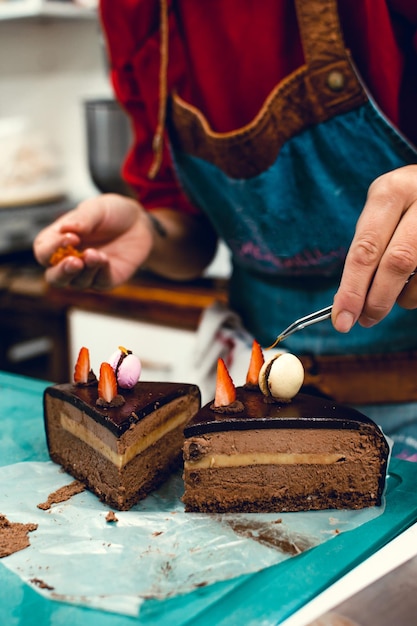 Mani femminili che decorano due pezzi di torta Brulée