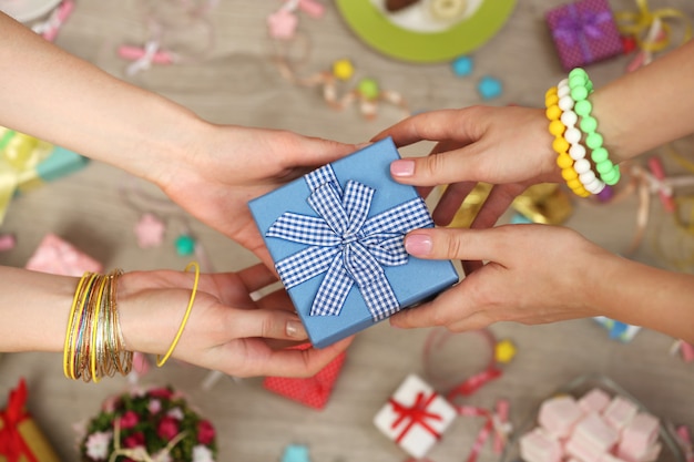 Mani femminili che tengono il primo piano del regalo