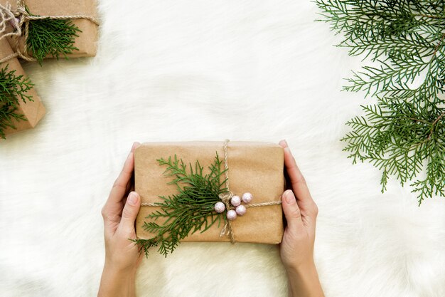 Mani femminili che tengono il regalo di natale