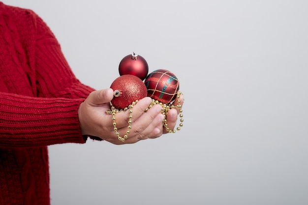 Mani femminili che tengono una palla di Natale