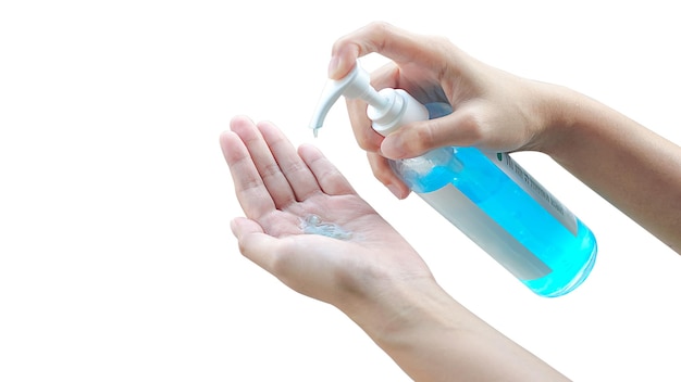 Mani femminili che utilizzano erogatore a pompa gel disinfettante per le mani di lavaggio isolato su bianco con percorso di ritaglio