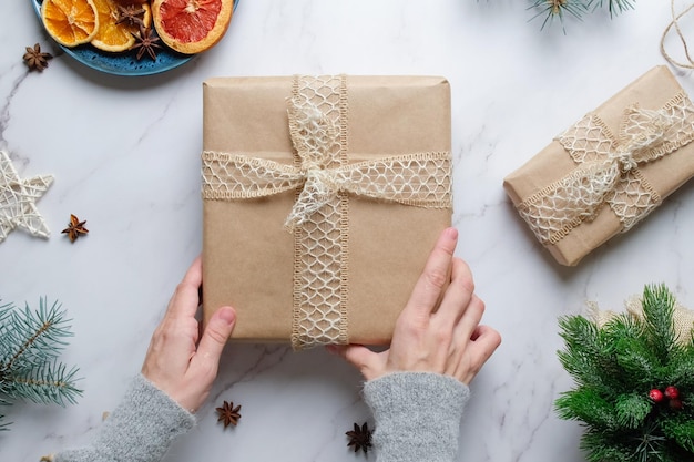 Mani femminili con confezione regalo di Natale