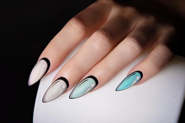 Mani femminili con manicure in stile pop art Nail art creativa