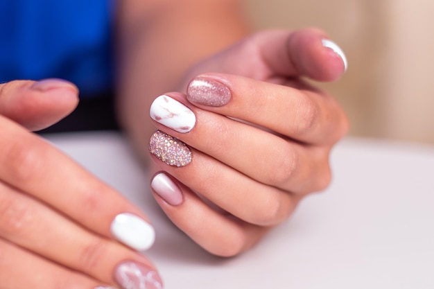 Mani femminili con unghie manicure di lusso