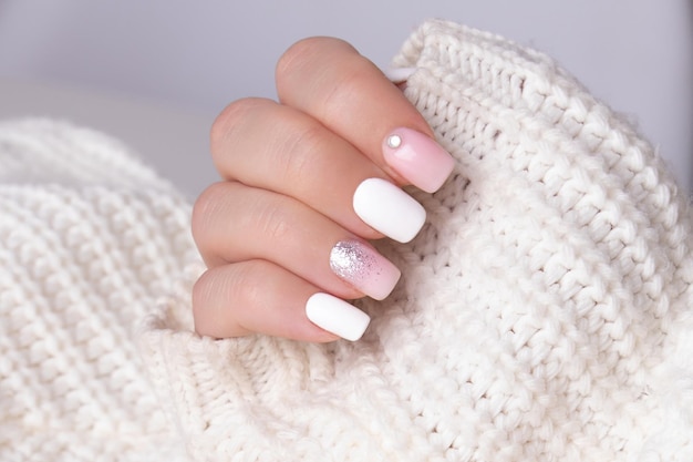 Mani femminili con unghie manicure rosa e argento