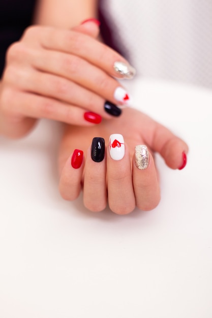 Mani femminili con unghie romantiche manicure, design cuori