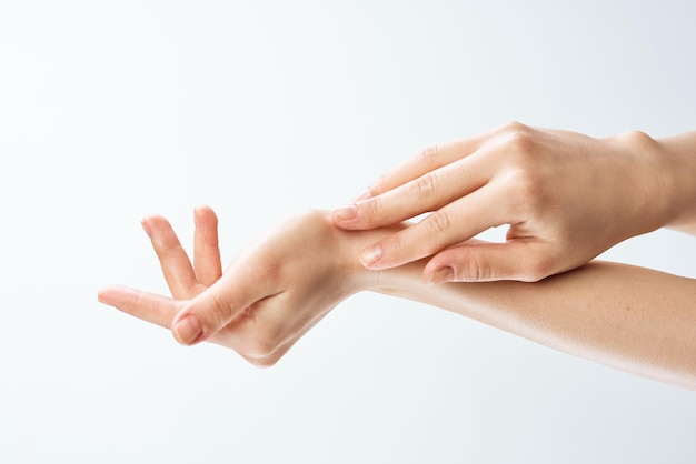 Mani femminili cura della pelle idratante medicina close-up foto di alta qualità