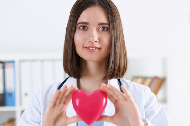 Mani femminili del medico della medicina che tengono e che coprono