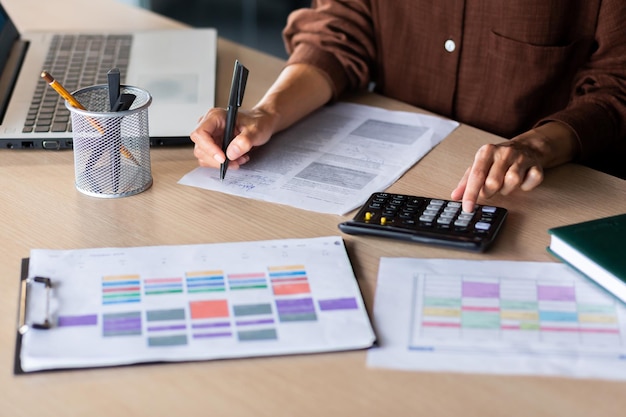 Mani femminili della foto del primo piano di un banchiere del finanziere del revisore dei conti che lavora nell'ufficio a