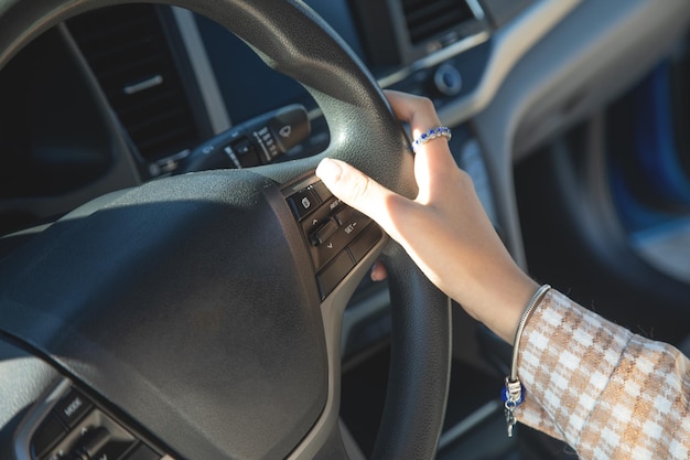 Mani femminili nel volante dell'auto