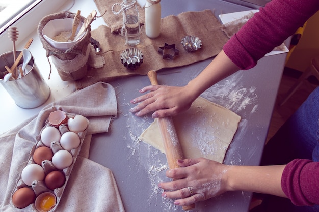 Mani femminili stendono la pasta